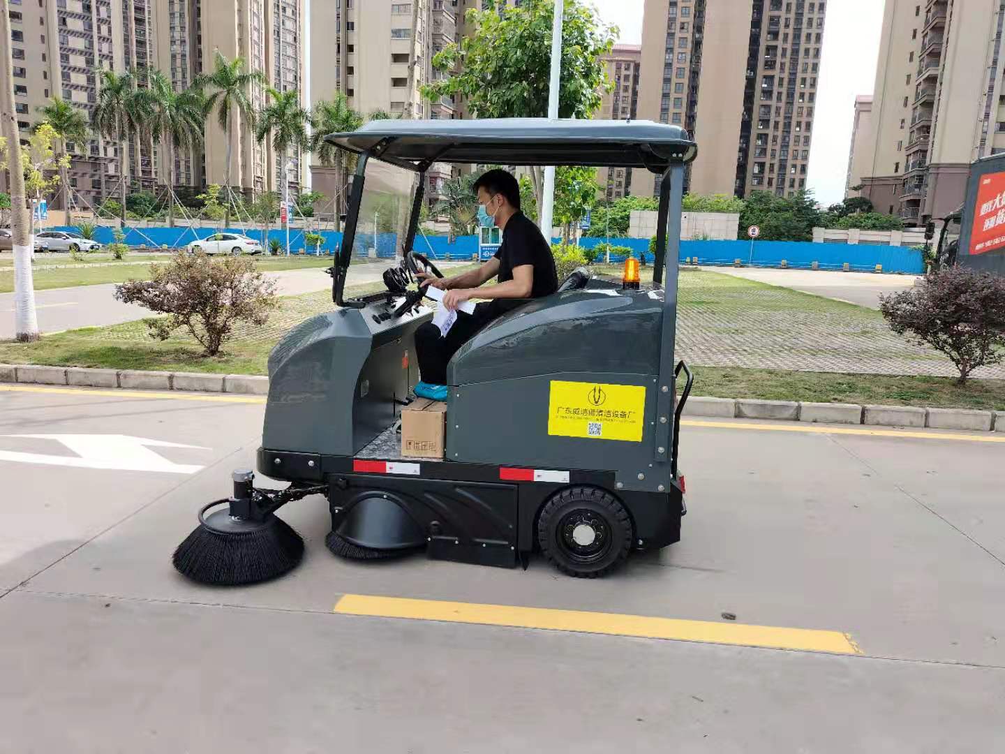 智能驱动，，，，，清洁未来：驾驶式扫地车的刷新之路