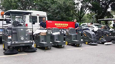 扫地车电瓶和充电器的准确使用